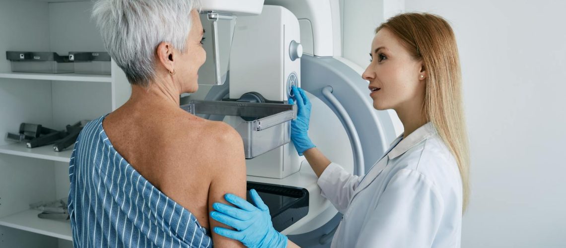 À quel âge survient généralement le cancer du sein ?